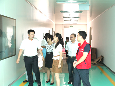 董事长助理韩风雨在为市团委领导讲解我公司新建丸剂车间情况 